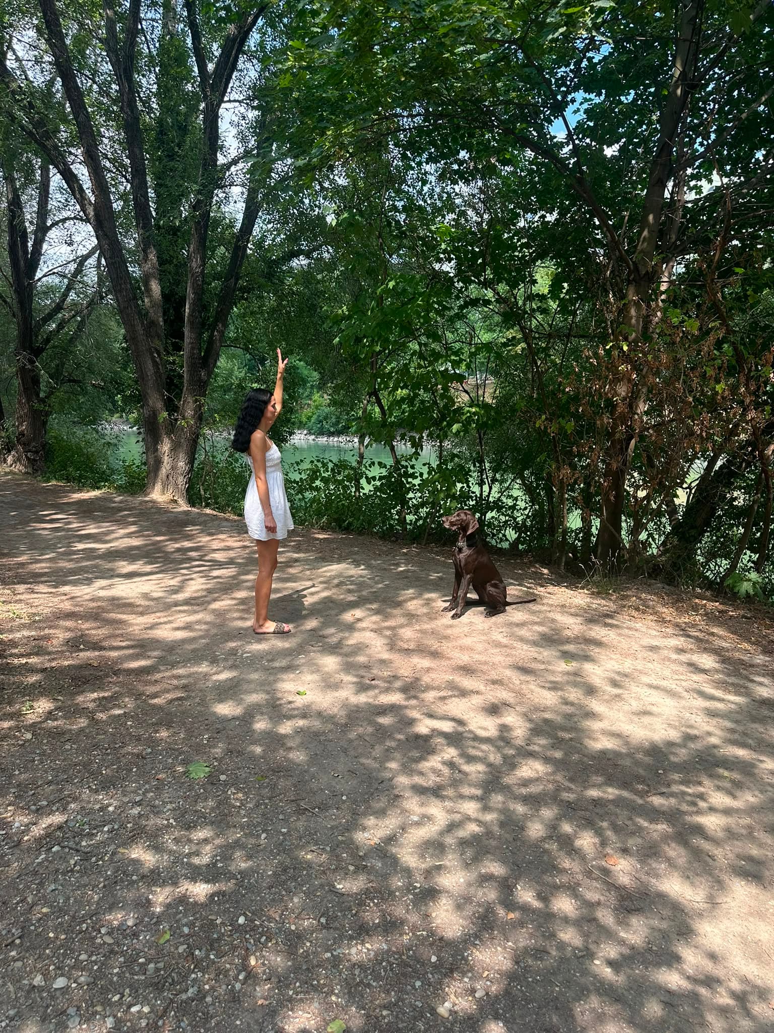 Lara Binder beim Sitz-und-Bleib-Training am Wasser — Training mit Y-Geschirr und lockerer Leine